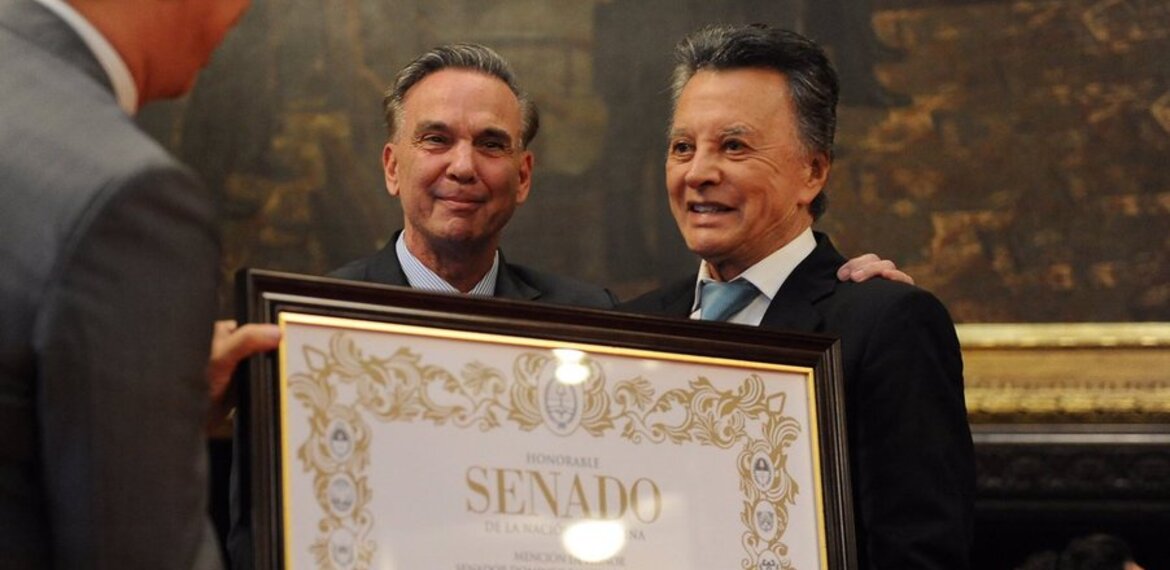 Imagen de Palito Ortega distinguido por su trayectoria en el Senado