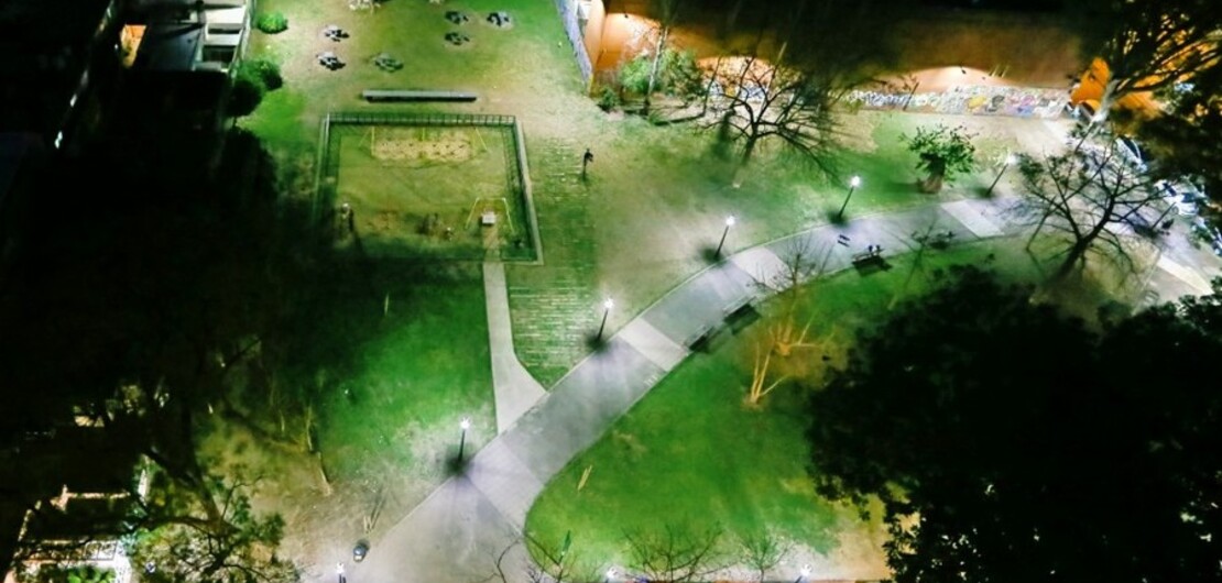 Las plazas de la ciudad se iluminan con las nuevas lámparas LED - Subsecretaria de Comunicación Social