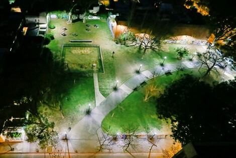 Las plazas de la ciudad se iluminan con las nuevas lámparas LED - Subsecretaria de Comunicación Social