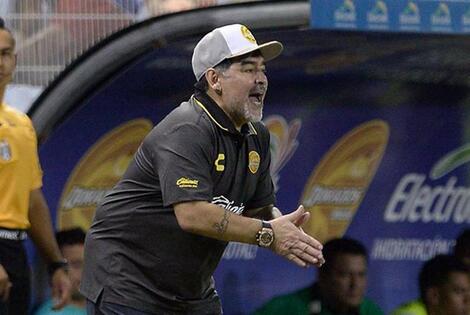 Imagen de Maradona acord&oacute; ser el nuevo DT de Gimnasia