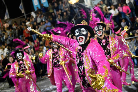 Imagen de Uruguay vive el carnaval m&aacute;s largo del mundo