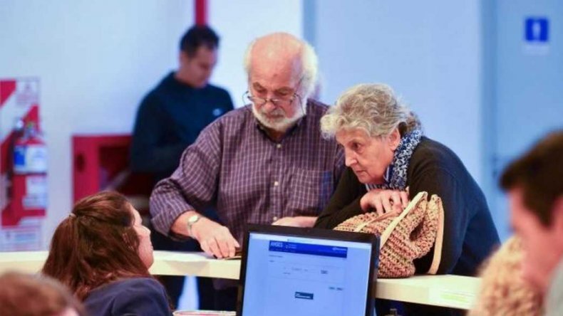 Imagen de Reabren los bancos para el pago a jubilados y AUH Imagen de Reabren los bancos para el pago a jubilados y AUH