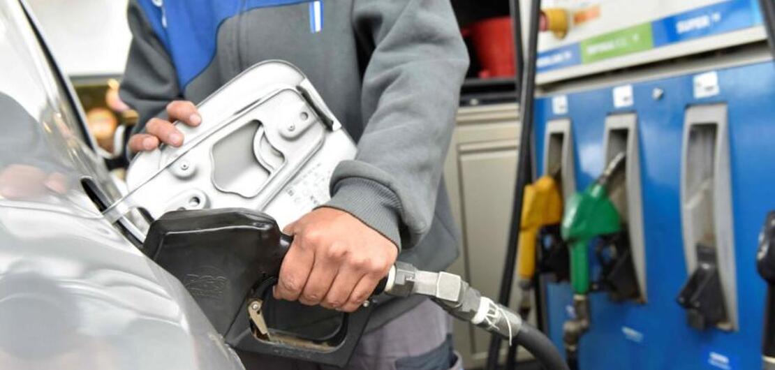 Imagen de El gobierno analiza una suba de los combustibles
