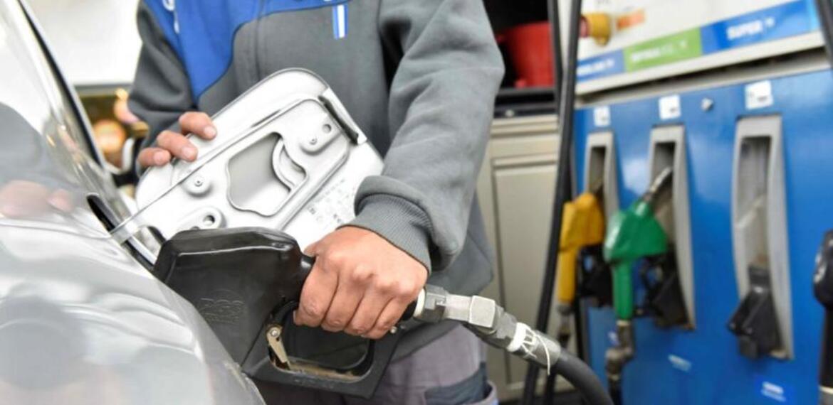 Imagen de El gobierno analiza una suba de los combustibles