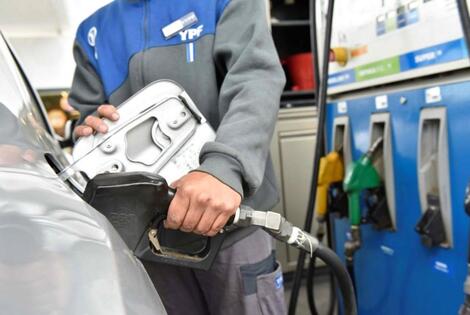 Imagen de El gobierno analiza una suba de los combustibles