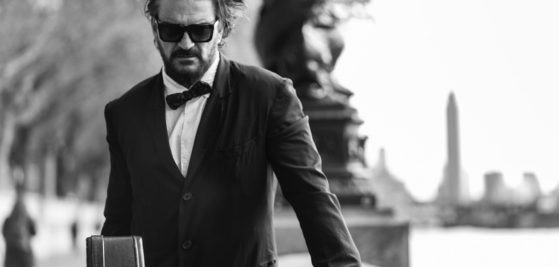 Imagen de Ricardo Arjona más rockero presenta  MORIR POR VIVIR