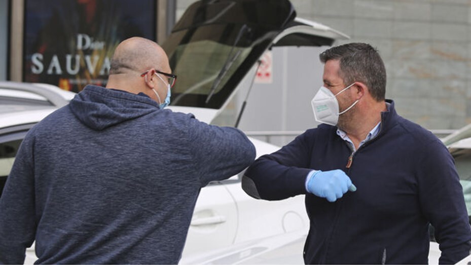 Imagen de La OMS aconseja dejar de saludar con el codo