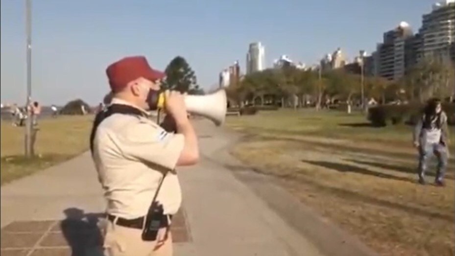 Imagen de El guardia urbano de los parques de rosario es furor