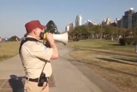 Imagen de El guardia urbano de los parques de rosario es furor