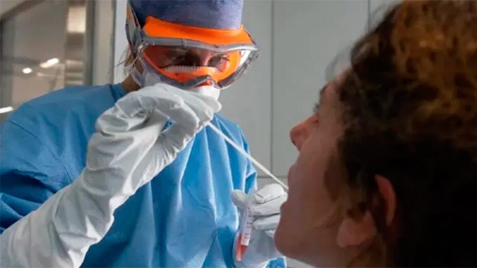 Imagen de Har&aacute;n hisopados a quienes lleguen al aeropuerto