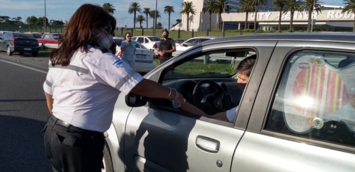 Imagen de Controles de temperatura y síntomas en los accesos a Rosario