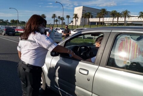 Imagen de Controles de temperatura y síntomas en los accesos a Rosario