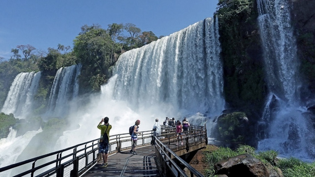 Imagen de Bajan los contagios y se reactiva el turismo en las provincias