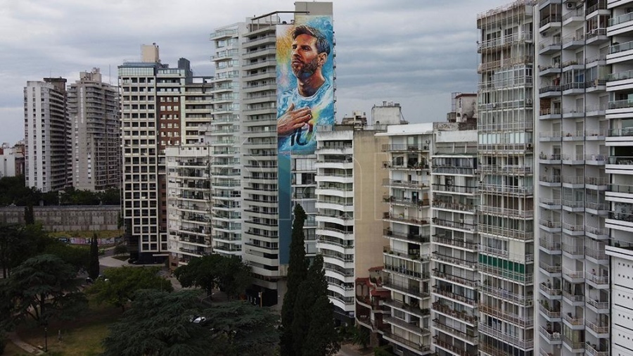 Imagen de Inauguran el mayor mural de Rosario en homenaje a Messi