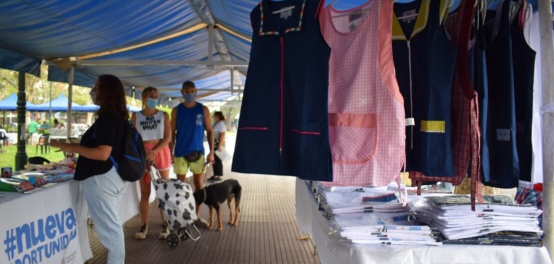 Imagen de Feria en la plaza Pringles para armar la mochila