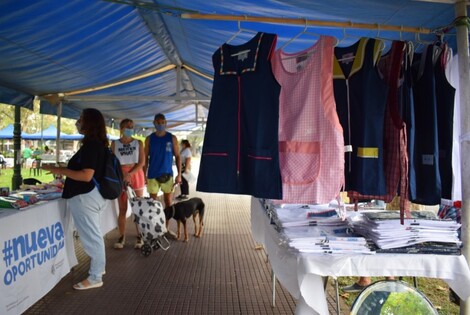 Imagen de Feria en la plaza Pringles para armar la mochila