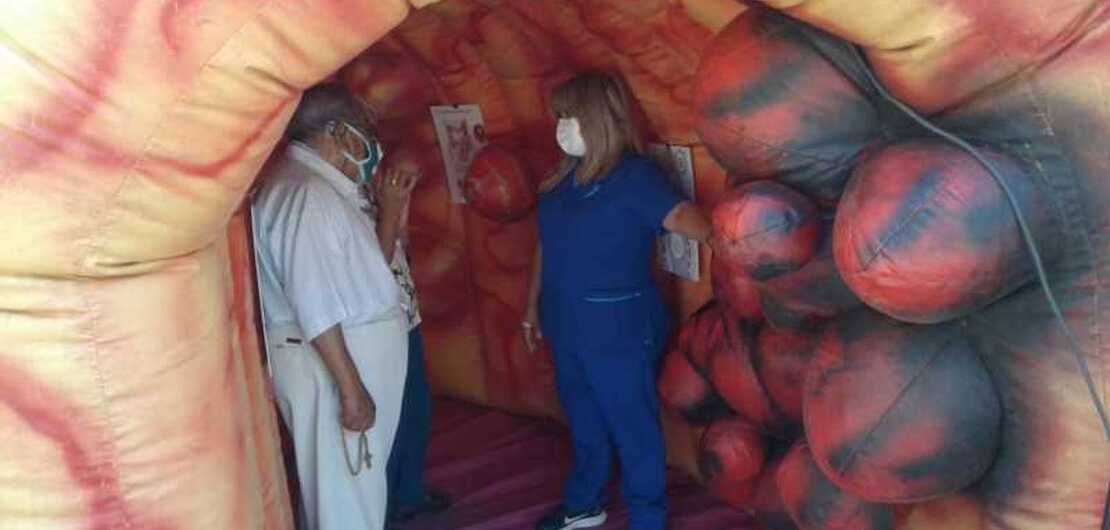Imagen de Instalan un colon inflable en Plaza Pringles Imagen de Instalan un colon inflable en Plaza Pringles