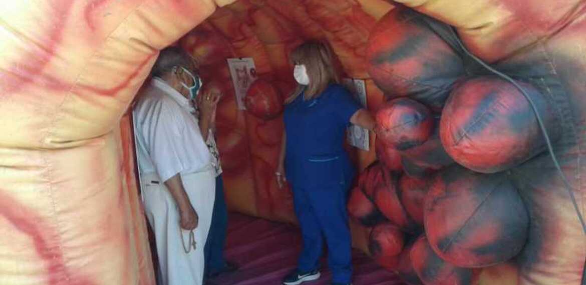 Imagen de Instalan un colon inflable en Plaza Pringles