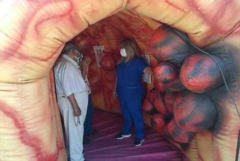 Imagen de Instalan un colon inflable en Plaza Pringles