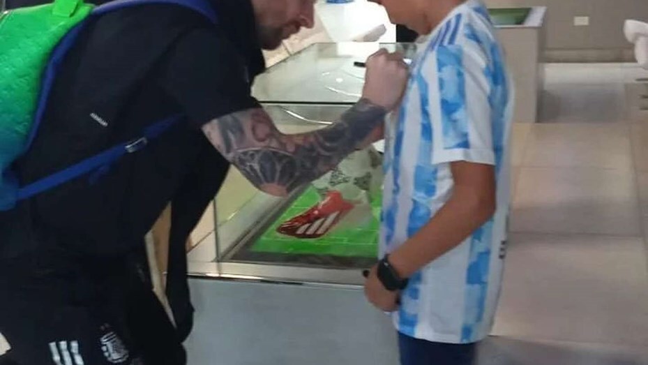 Imagen de Messi con un niño de 12 años que le pintó un cuadro