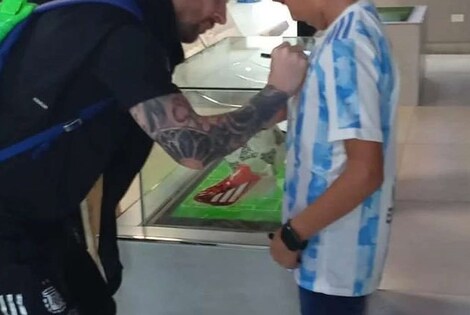 Imagen de Messi con un niño de 12 años que le pintó un cuadro