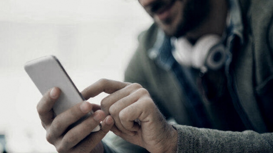 Imagen de Una de cada dos transferencias se realiza a trav&eacute;s de celulares