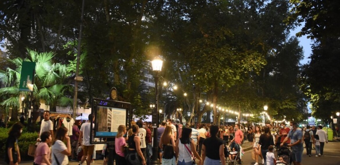Imagen de Noche de Peatonales: la tercera edición llega en versión matinée