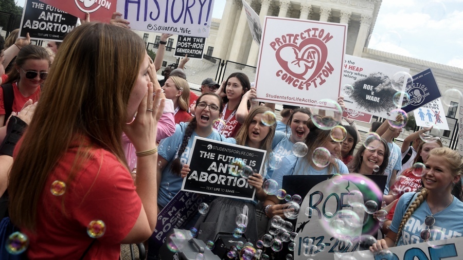 Activistas anti-aborto celebran el fallo frente al edificio de la Corte. // Foto: AFP.