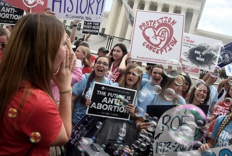 Activistas anti-aborto celebran el fallo frente al edificio de la Corte. // Foto: AFP.