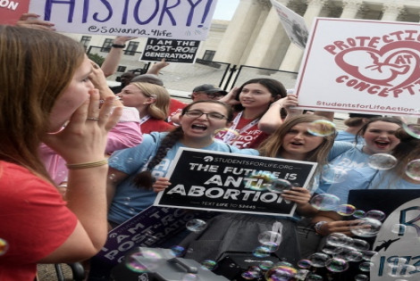 Activistas anti-aborto celebran el fallo frente al edificio de la Corte. // Foto: AFP.