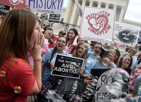 Activistas anti-aborto celebran el fallo frente al edificio de la Corte. // Foto: AFP.
