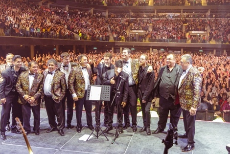 Imagen de Los Palmeras en el Movistar Arena celebrando "La Ruta del Oro"