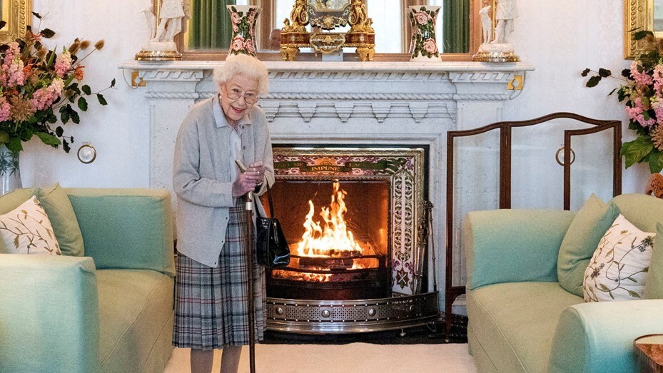 Imagen de La reina Isabel II murió de "vejez"