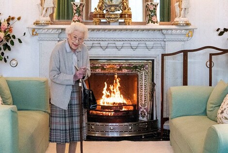 Imagen de La reina Isabel II muri&oacute; de "vejez"