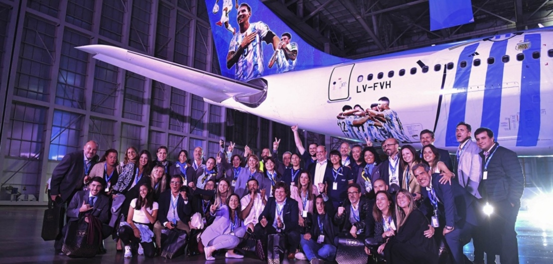 El avi&oacute;n ploteado y los hinchas que ir&aacute;n por un sue&ntilde;o (Foto: V&iacute;ctor Carreira).