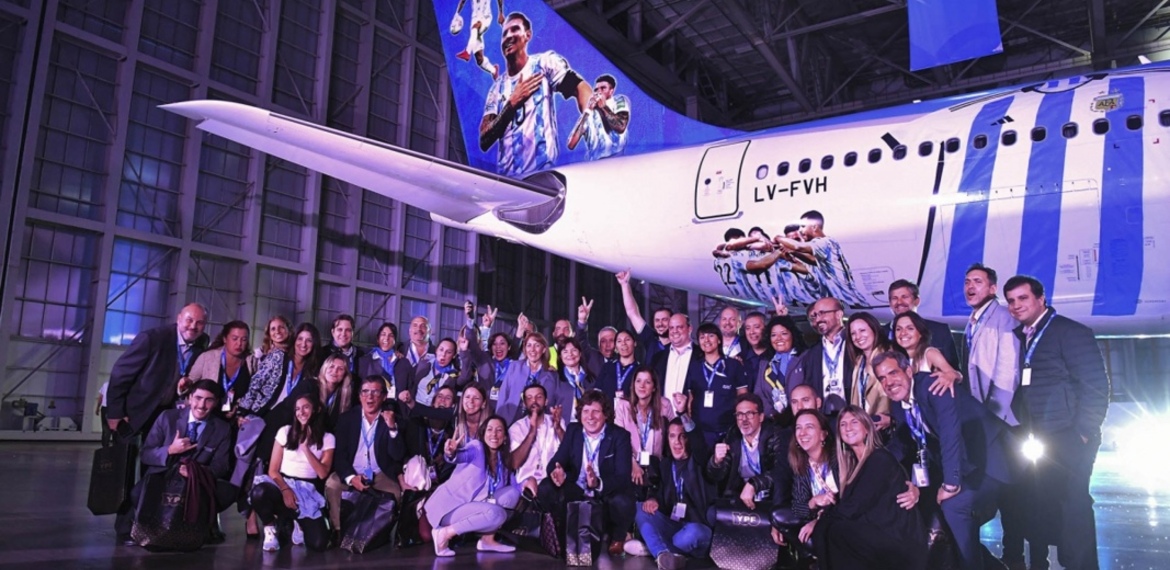 El avión ploteado y los hinchas que irán por un sueño (Foto: Víctor Carreira). El avión ploteado y los hinchas que irán por un sueño (Foto: Víctor Carreira).