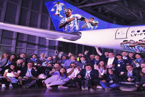 El avi&oacute;n ploteado y los hinchas que ir&aacute;n por un sue&ntilde;o (Foto: V&iacute;ctor Carreira).