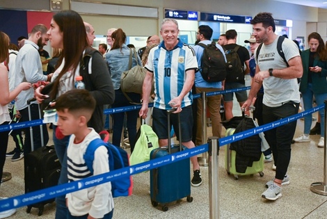 Imagen de Hinchas argentinos rumbo a Qatar para semifinales