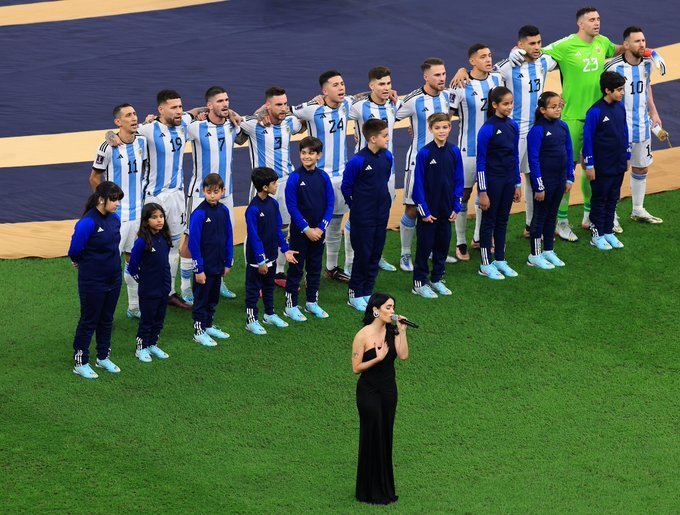 Imagen de LALI TRAS CANTAR EL HIMNO: "LO M&Aacute;S GRANDE DE LA VIDA"