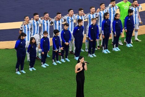 Imagen de LALI TRAS CANTAR EL HIMNO: "LO M&Aacute;S GRANDE DE LA VIDA"