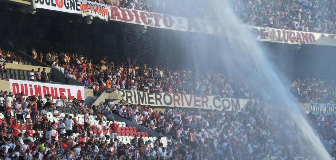 En la cancha de R&iacute;ver no solo hubo calor humano. /Foto: Alejandro Santa Cruz. TELAM SE 2022.