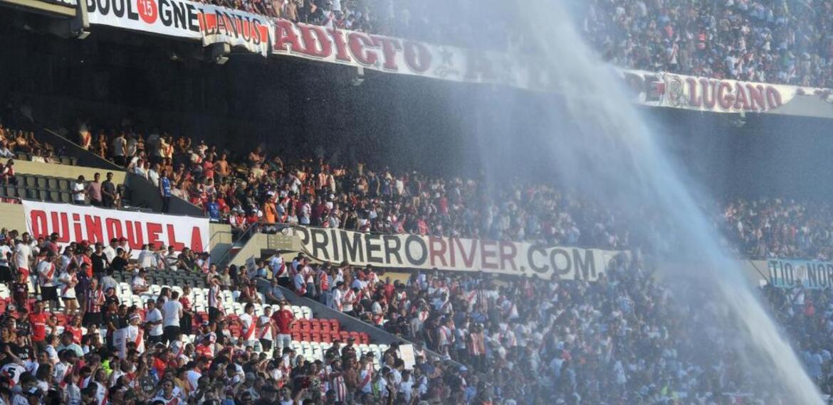 En la cancha de Ríver no solo hubo calor humano. /Foto: Alejandro Santa Cruz. TELAM SE 2022.