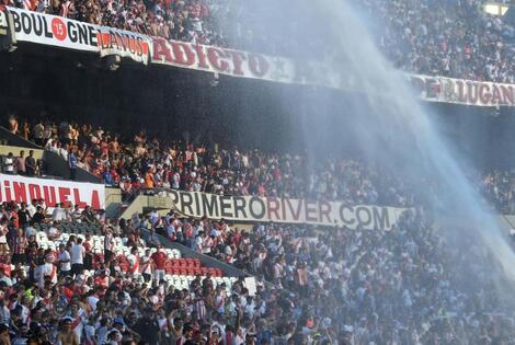 En la cancha de Ríver no solo hubo calor humano. /Foto: Alejandro Santa Cruz. TELAM SE 2022.