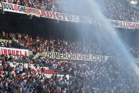 En la cancha de Ríver no solo hubo calor humano. /Foto: Alejandro Santa Cruz. TELAM SE 2022. En la cancha de Ríver no solo hubo calor humano. /Foto: Alejandro Santa Cruz. TELAM SE 2022.