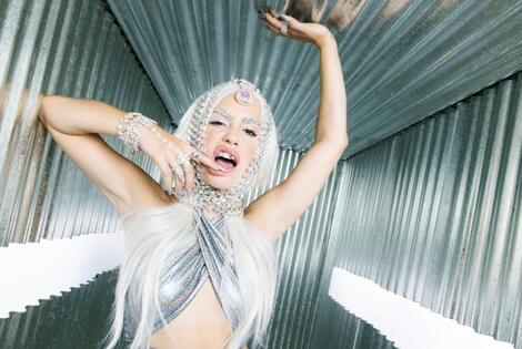 Imagen de Lali estren&oacute; "C&oacute;mprame un Brishito" y prepara su show en V&eacute;lez