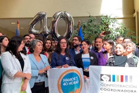 Celebración tras la histórica conquista para los trabajadores chilenos / Foto:TW @voceriagobierno