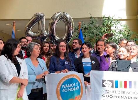 Celebración tras la histórica conquista para los trabajadores chilenos / Foto:TW @voceriagobierno