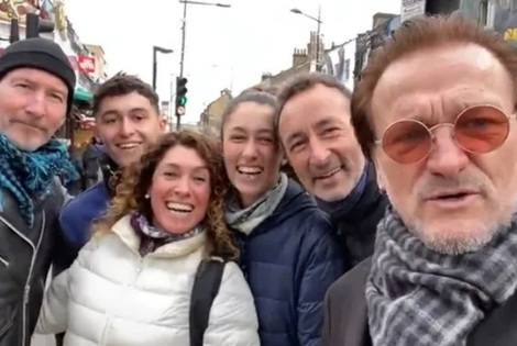 Imagen de turistas rosarinos se encontraron con Bono, l&iacute;der de U2