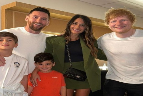 Imagen de La familia Messi junto al cantante Ed Sheeran
