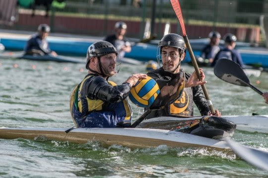Imagen de El kayak polo llega a las piletas del Parque Alem